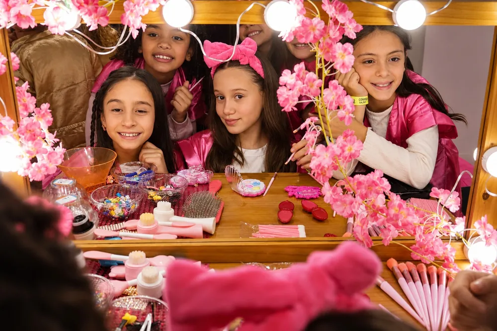 Educadores brincantes conduzindo o SPA Infantil
